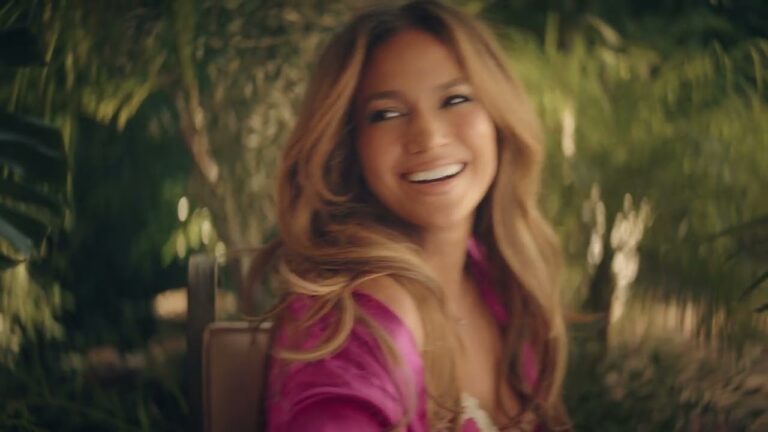 Jennifer Lopez svela il completo Intimissimi che ha conquistato tutti